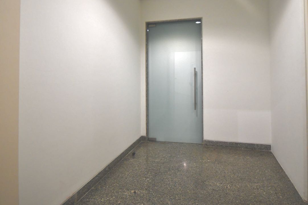 Puerta interior de acceso al aseo de hombres