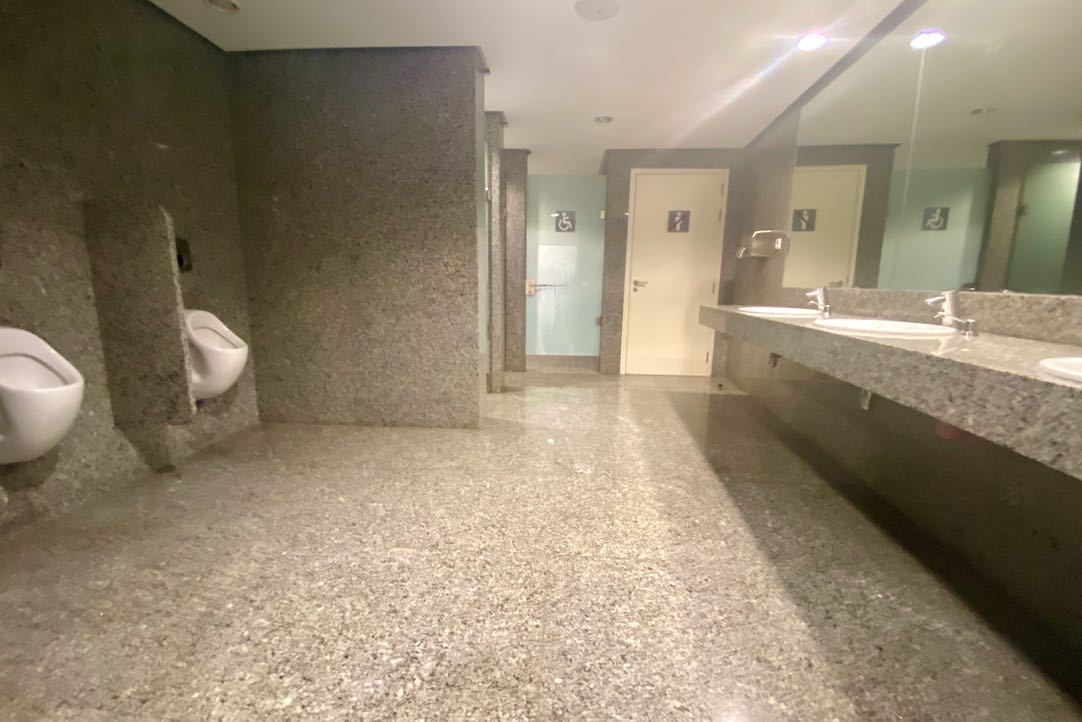 Interior del aseo de hombres