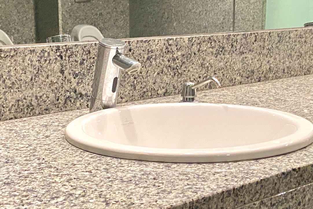 Detalle del lavabo general del aseo de hombres