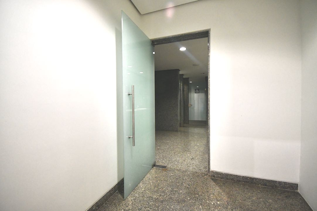 Puerta interior de acceso al aseo de hombres