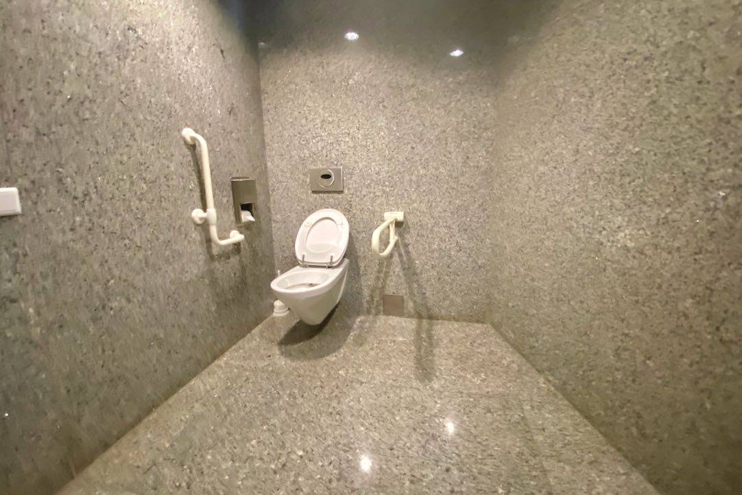 Interior del aseo PMR de hombres