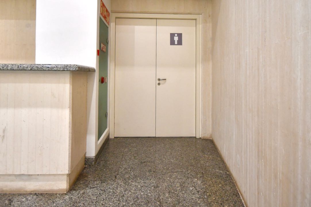Puerta Exterior de acceso al aseo de hombres