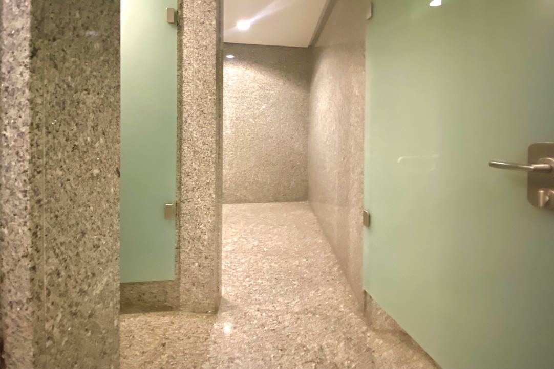Puerta del aseo PMR de hombres