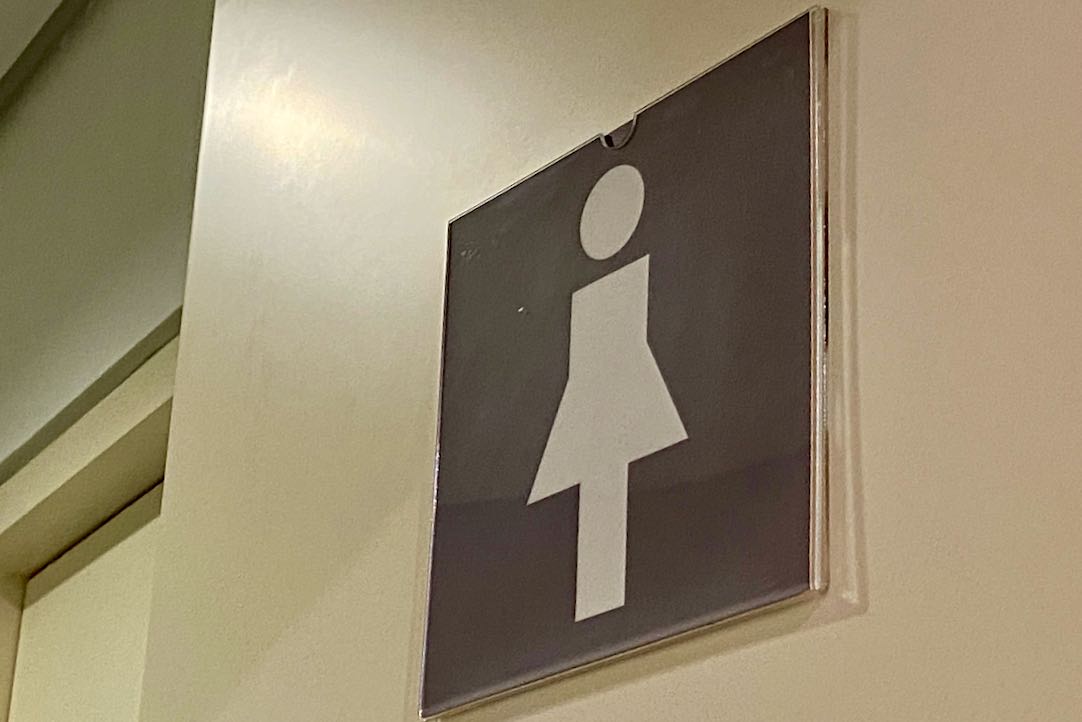 Señalización de la Puerta Exterior de acceso al aseo de mujeres