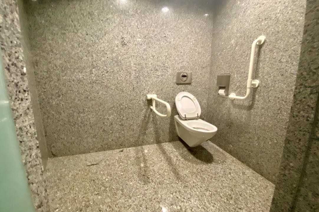 Interior del aseo PMR para mujeres