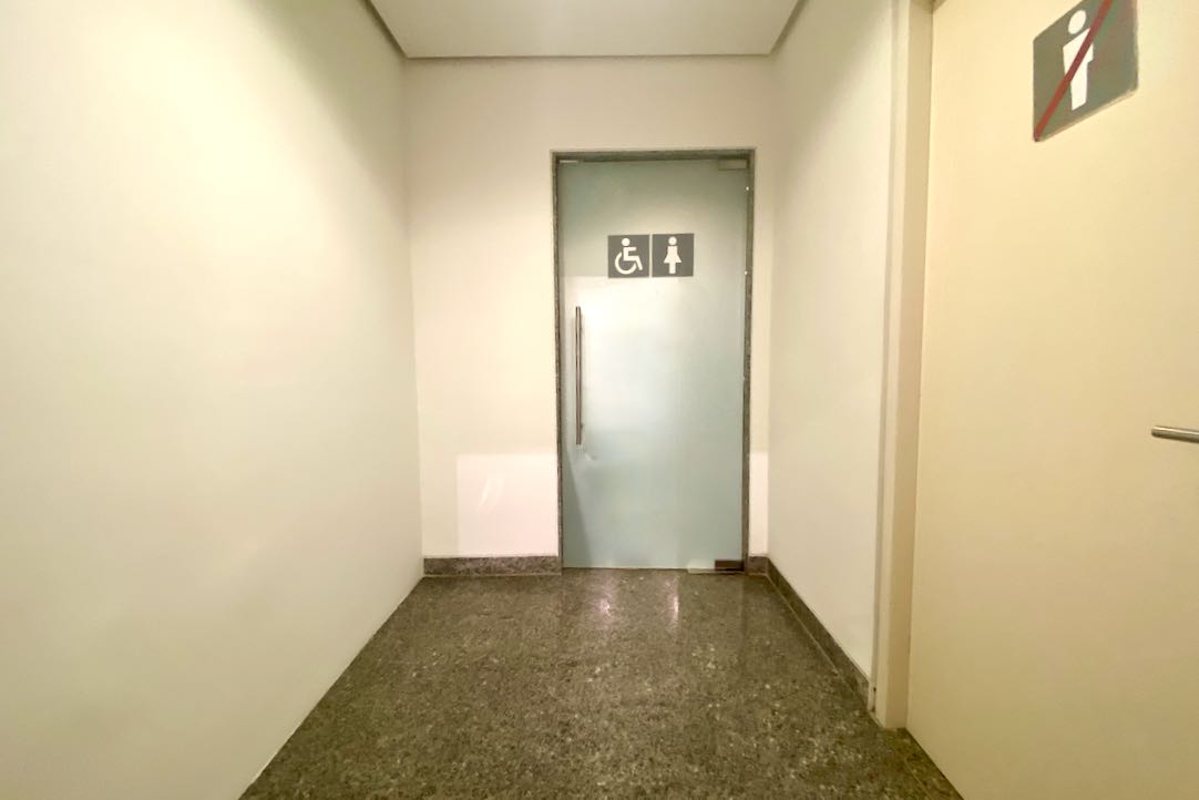 Puerta interior de acceso al aseo de mujeres 