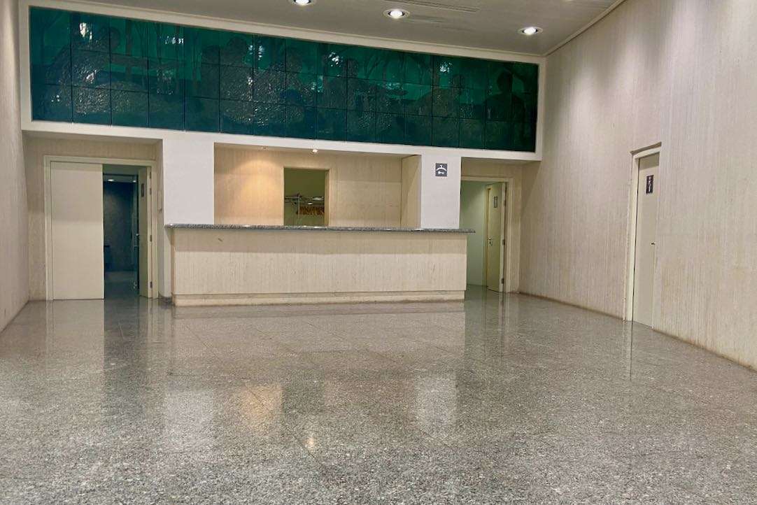 Acceso desde el vestíbulo a los aseos