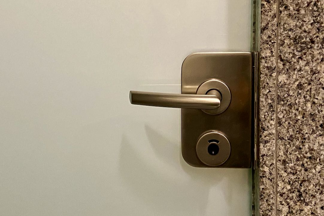 Mecanismo exterior de la puerta del aseo para PMR de mujeres