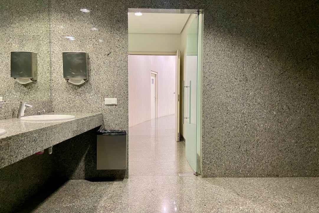 Puerta interior de acceso al aseo de hombres