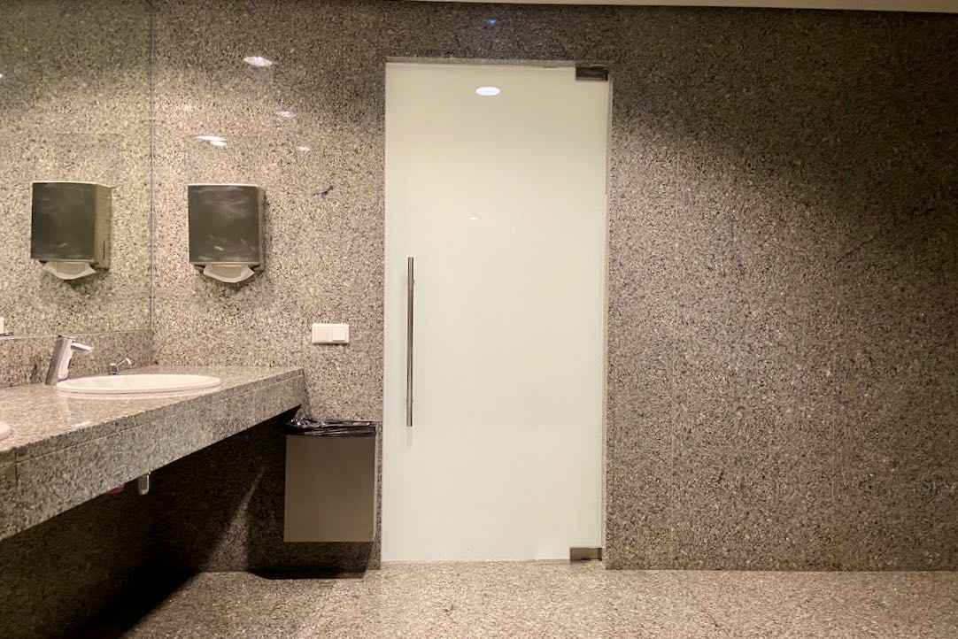 Puerta interior de acceso al aseo de hombres