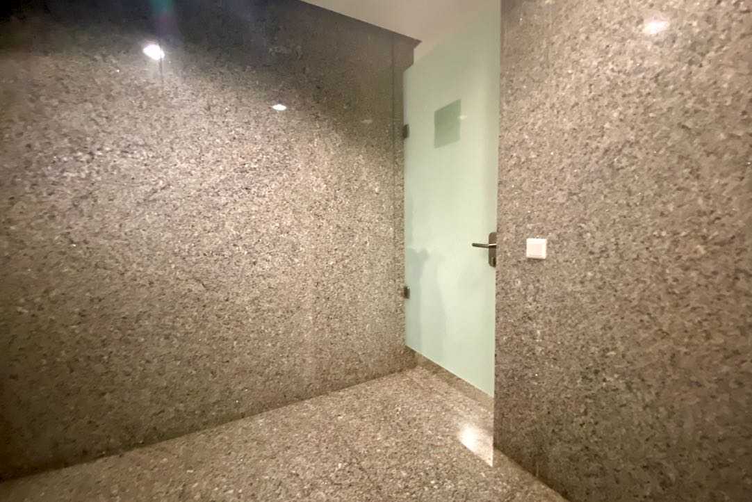 Vista desde el interior de la puerta del aseo PMR de hombres