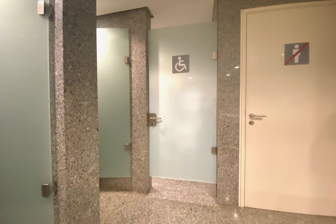 Puerta del aseo PMR de hombres