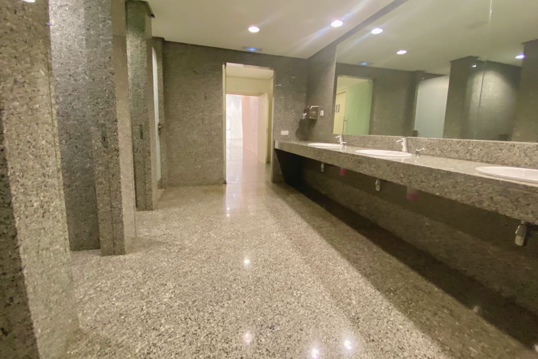 Interior del aseo de mujeres