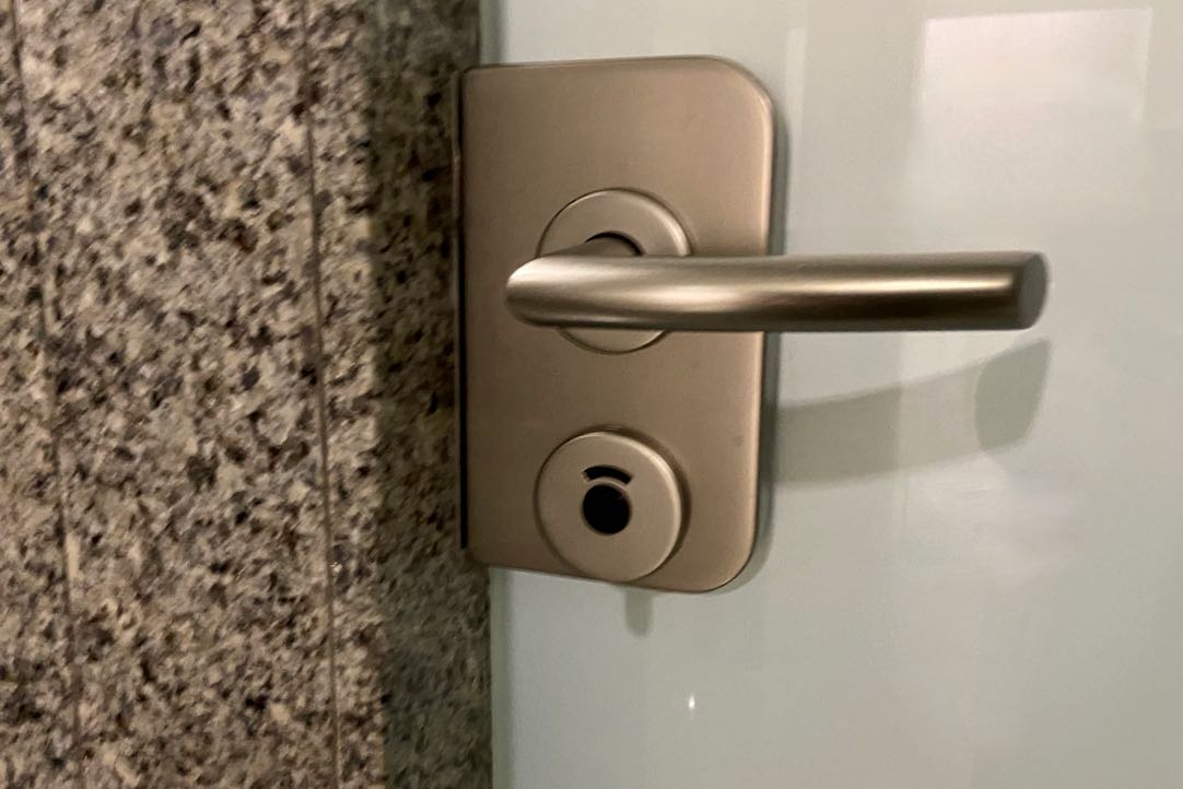 Mecanismo de la puerta del aseo PMR de hombres