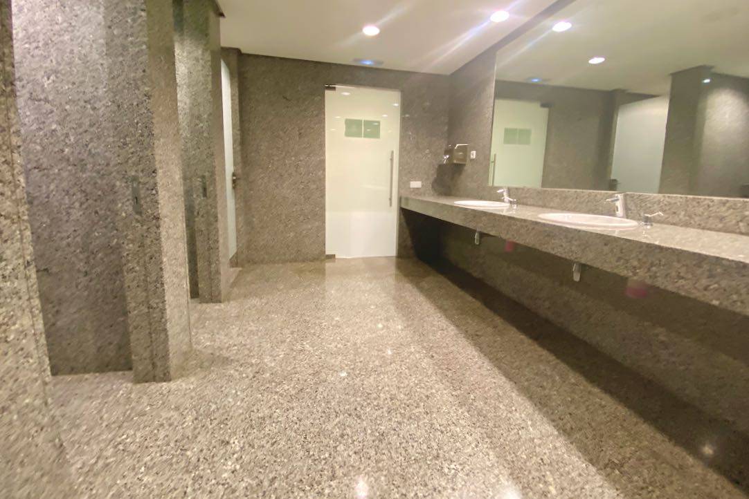 Interior del aseo de mujeres