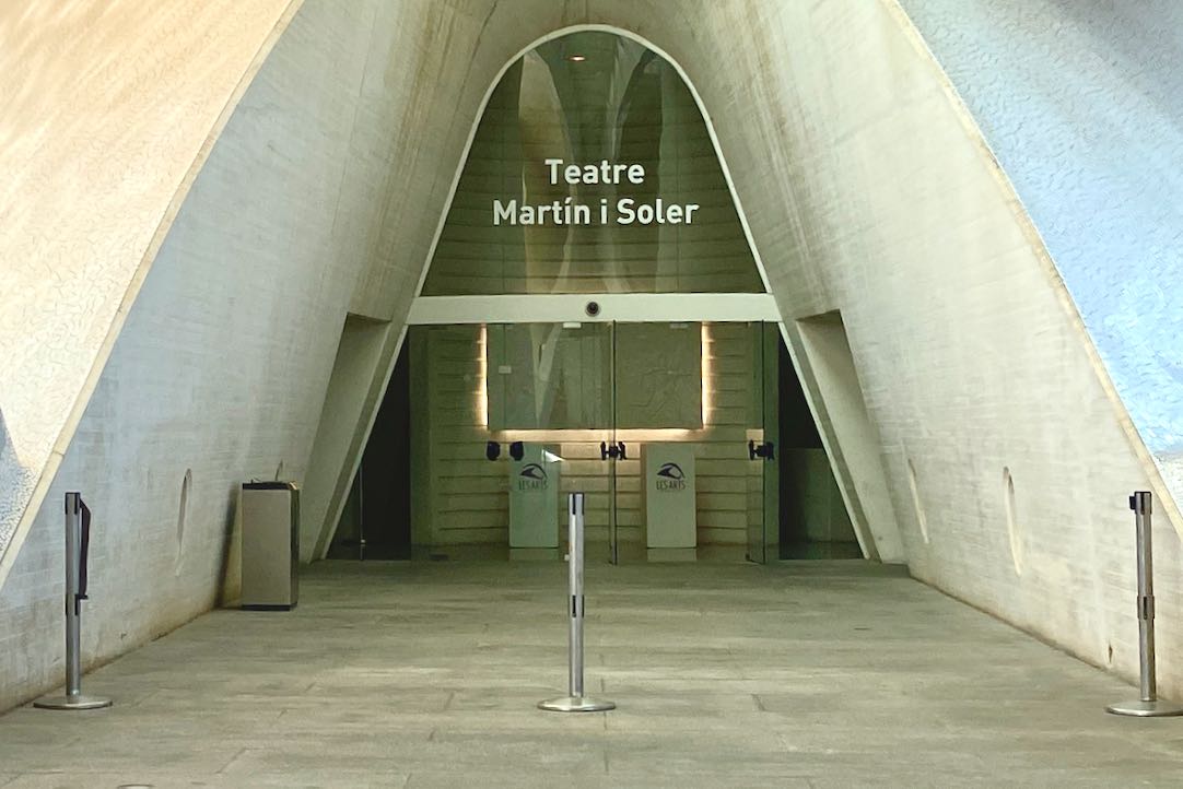 Acceso Principal al Teatro