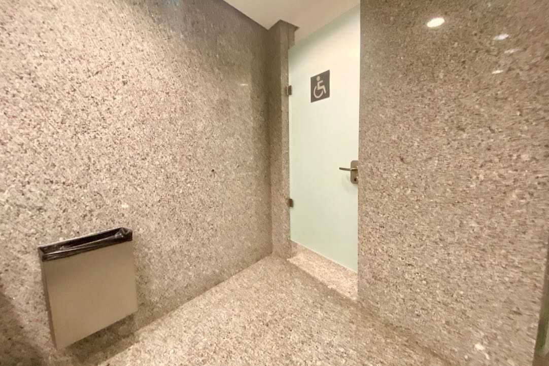 Interior del aseo PMR para mujeres