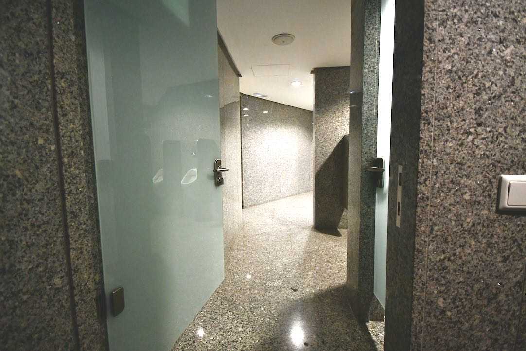Pasillo interior de acceso al aseo PMR de hombres