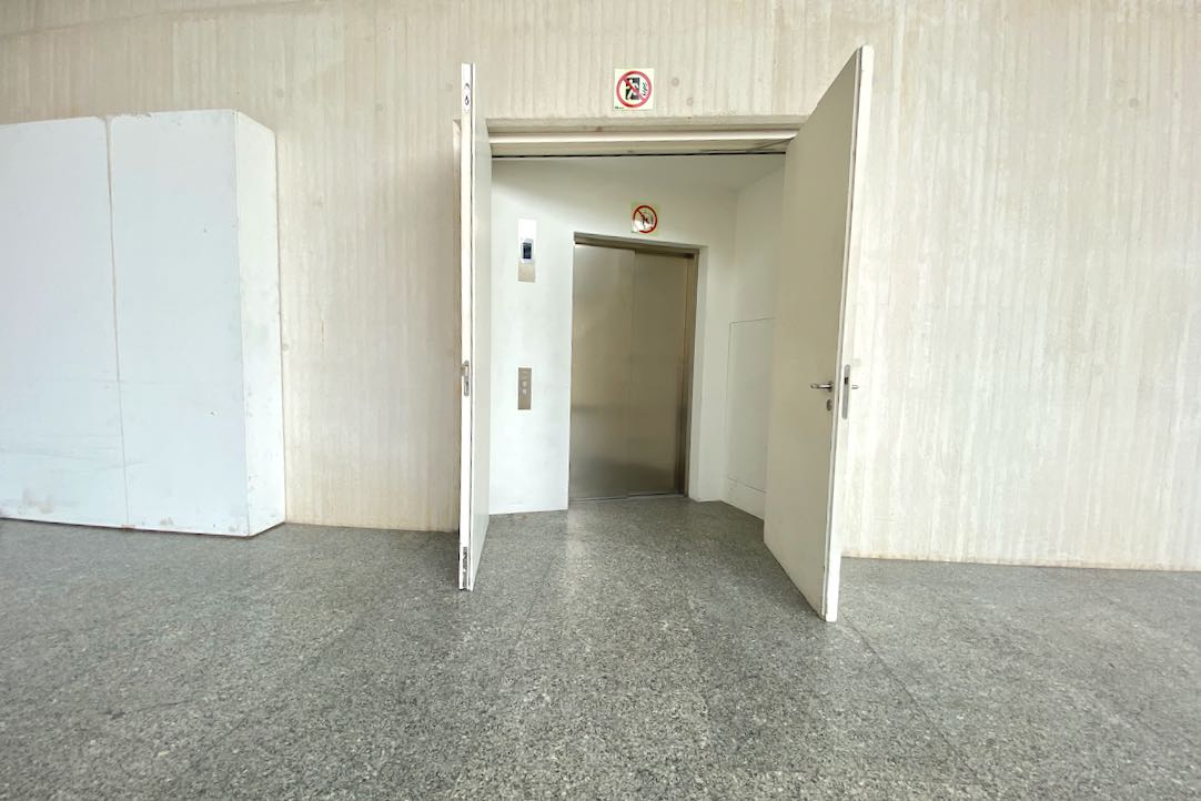 Puerta de acceso al ascensor (Tercera Planta)