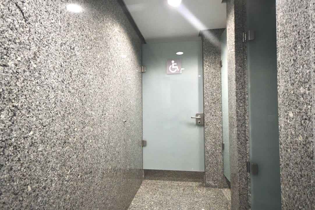 Pasillo interior de acceso al aseo PMR de mujeres