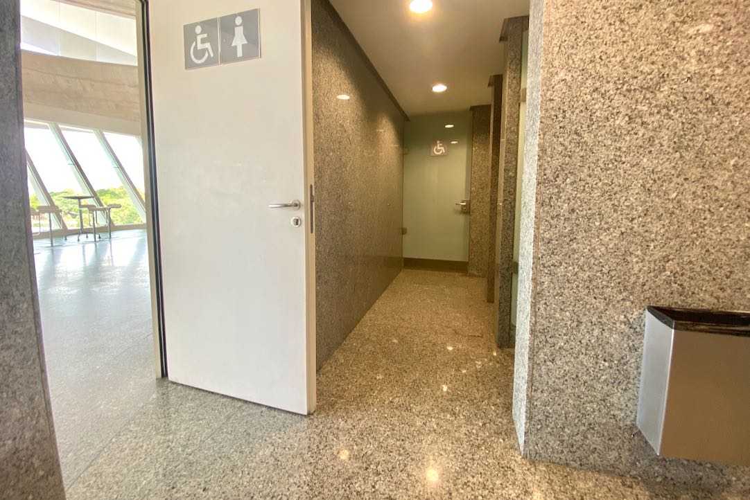 Vista interior de la puerta del aseo común de mujeres