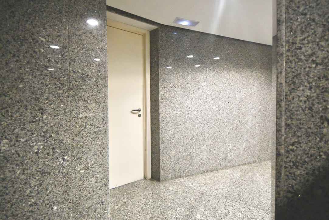 Vista interior de la puerta del aseo común de hombres