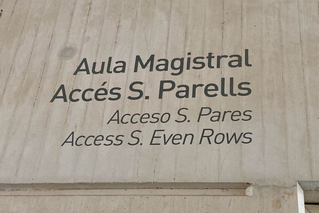 Señalización de las puertas de acceso a la sala