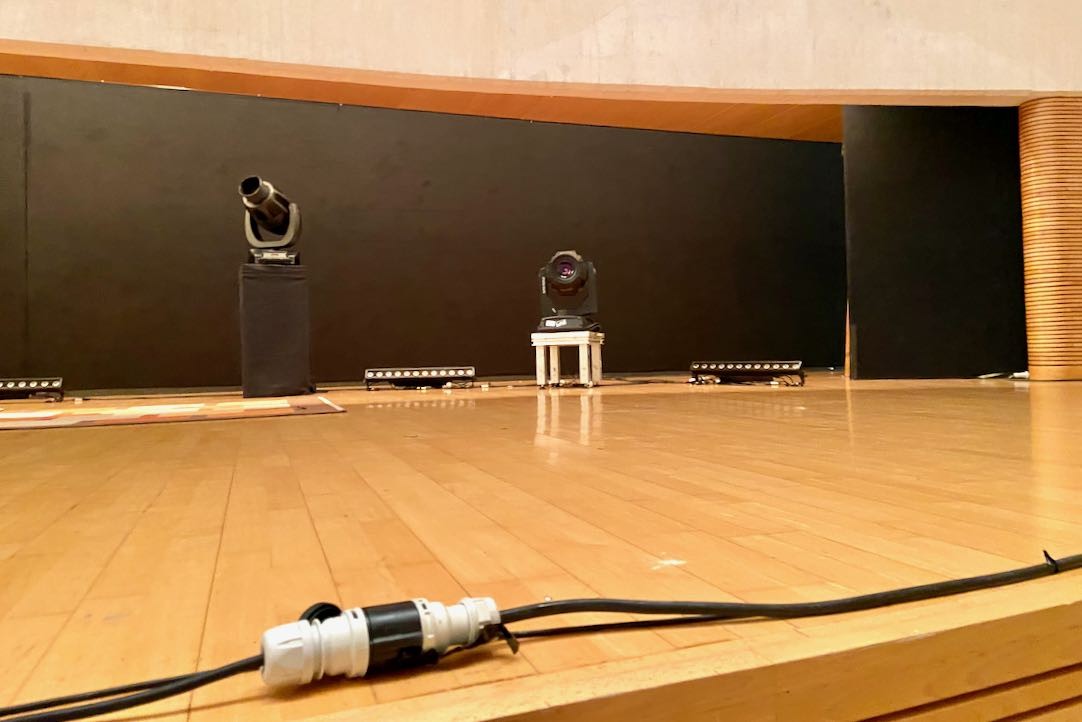 Vista del escenario. Espacio para PMR en silla de ruedas. Localidades pares