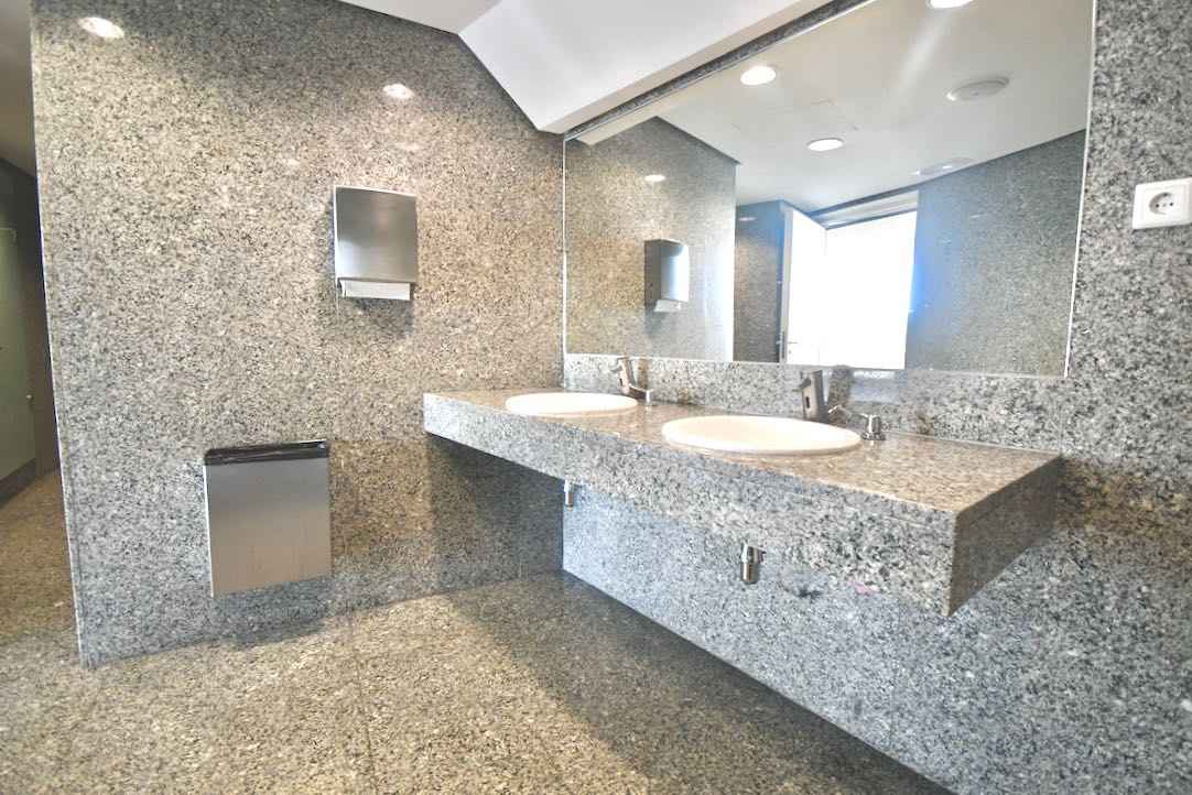 Lavabo común del aseo de mujeres
