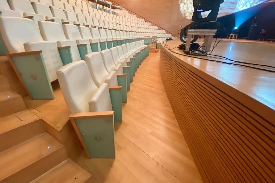 Pasillo paralelo al escenario