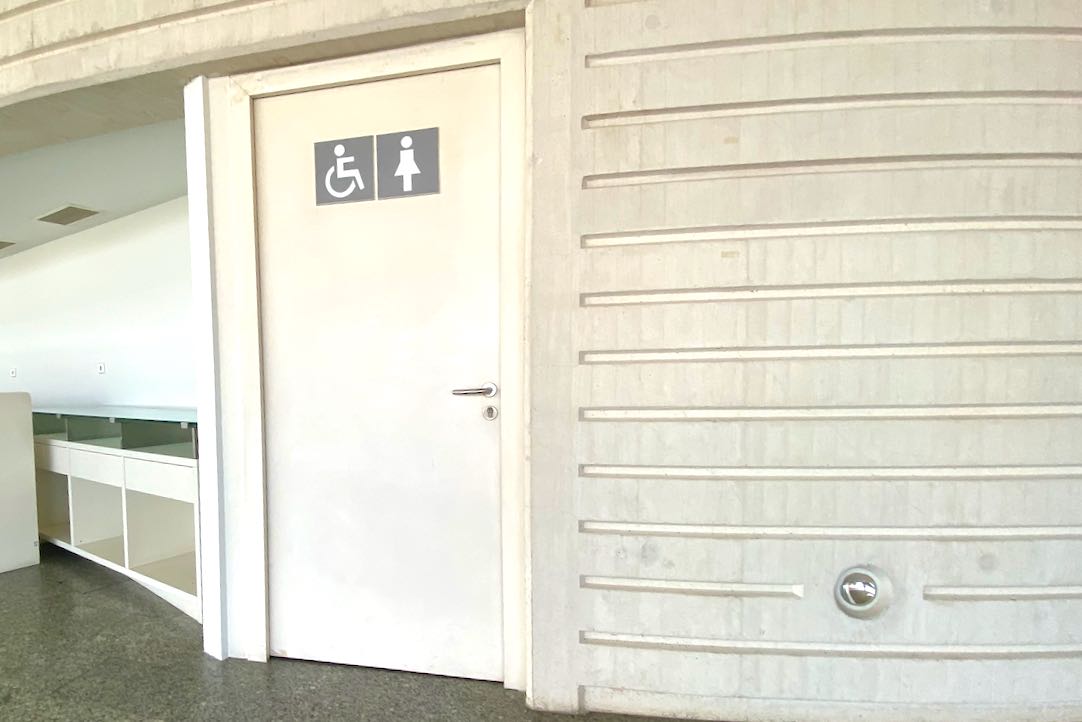 Puerta de acceso a los aseos comunes de mujeres