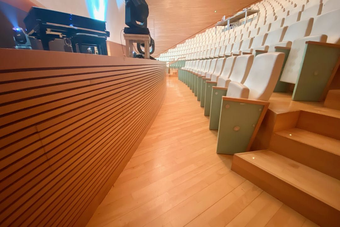 Pasillo paralelo al escenario