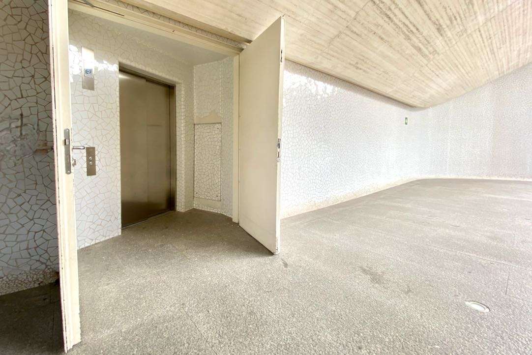 Puerta de acceso al ascensor (Planta Baja)