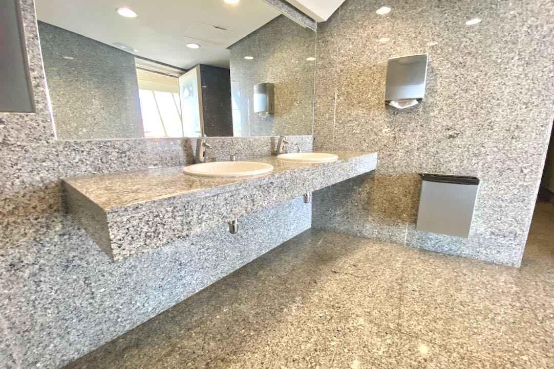 Lavabo común del aseo de hombres