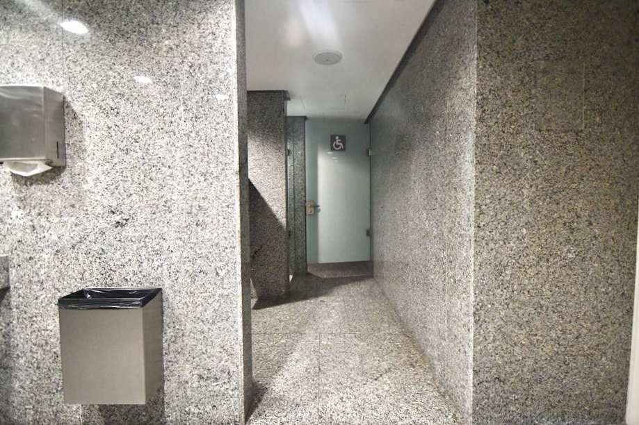 Pasillo interior de acceso al aseo PMR de hombres