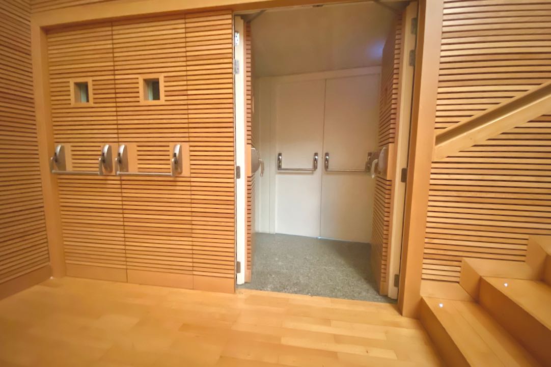 Puertas de salida de la Sala