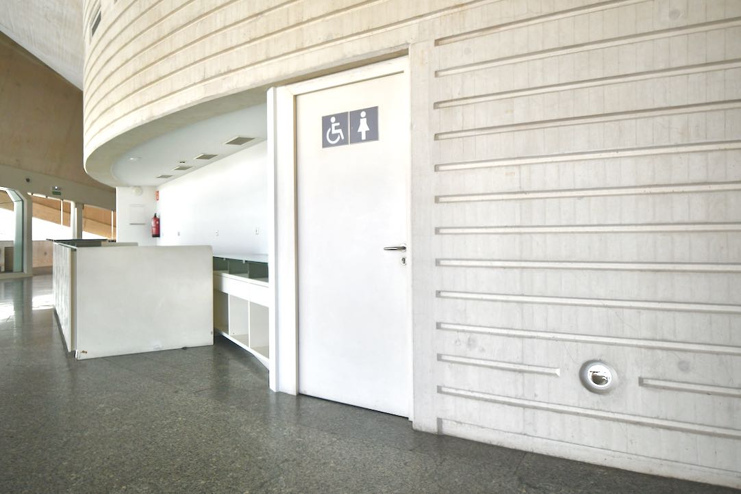 Puerta de acceso a los aseos comunes de mujeres
