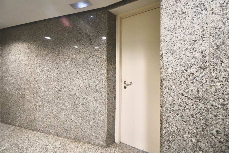 Vista interior de la puerta del aseo común de mujeres