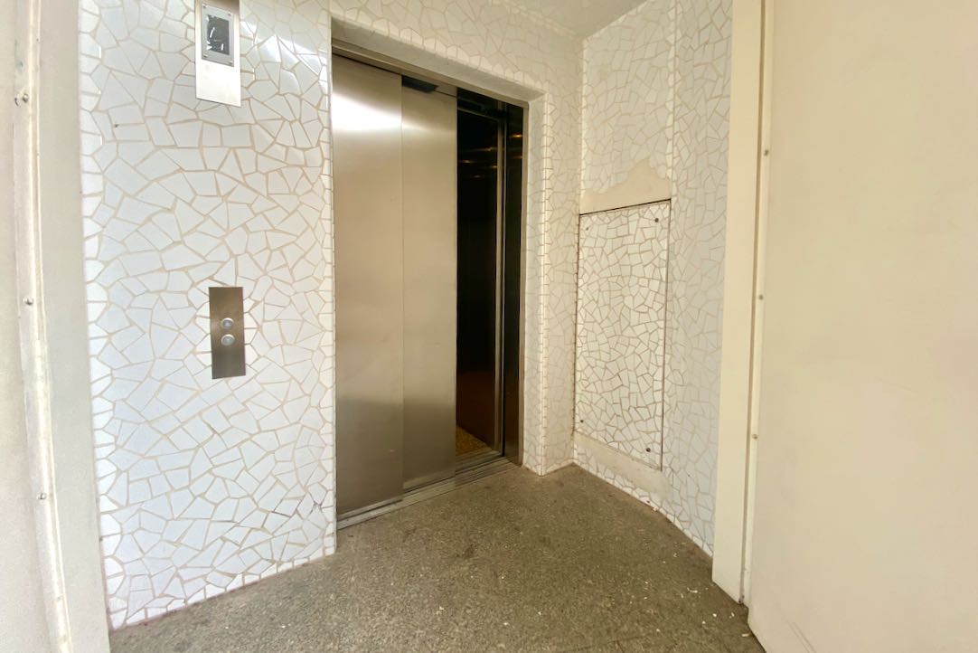 Puerta ascensor planta baja