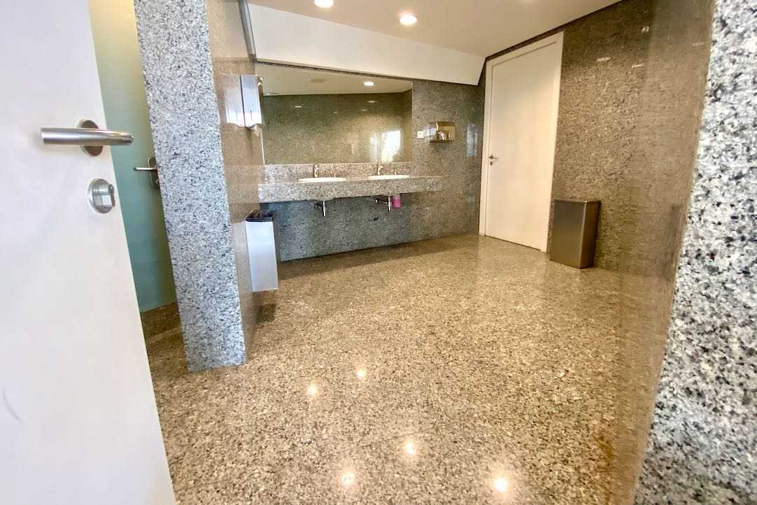 Vista del interior del aseo común de mujeres