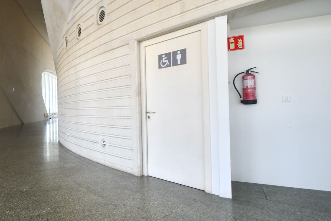 Puerta de acceso a los aseos comunes de hombres