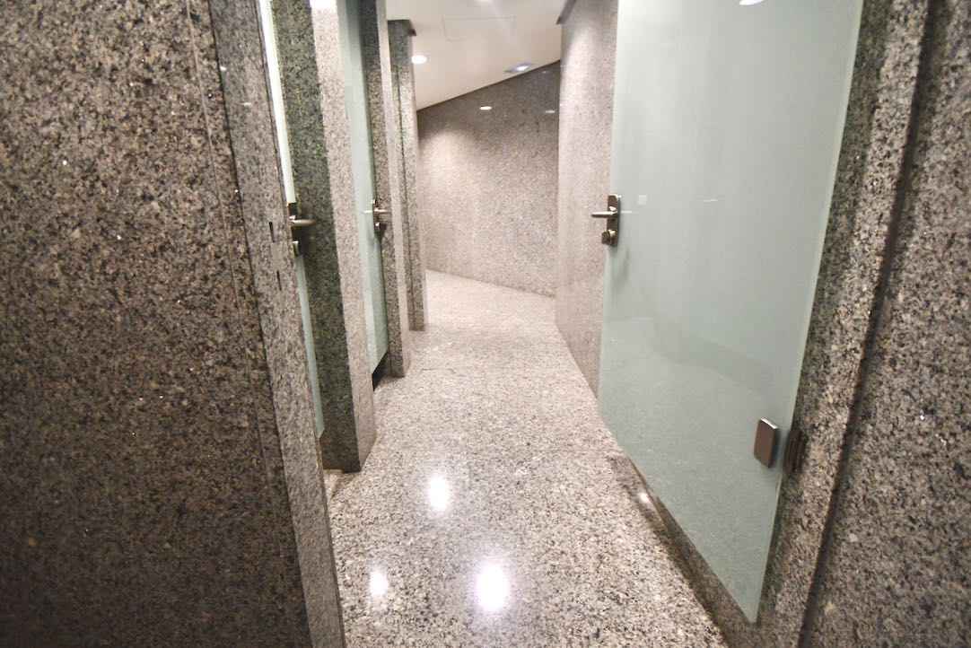 Pasillo interior de acceso al aseo PMR de mujeres