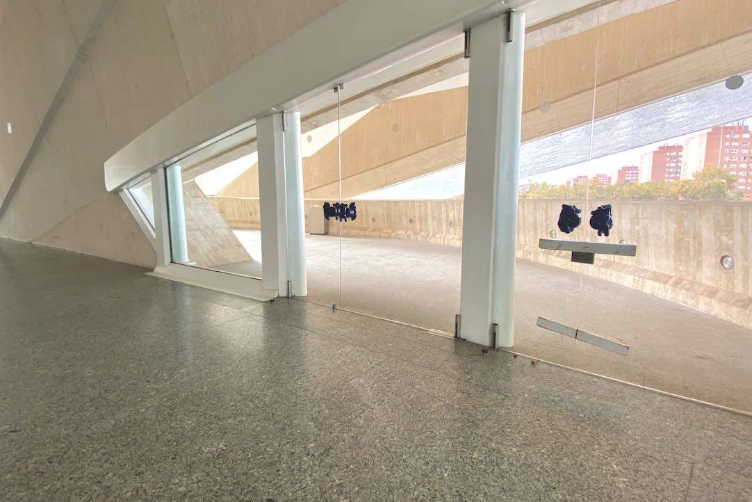 Puertas de acceso a la planta de la sala desde las escaleras