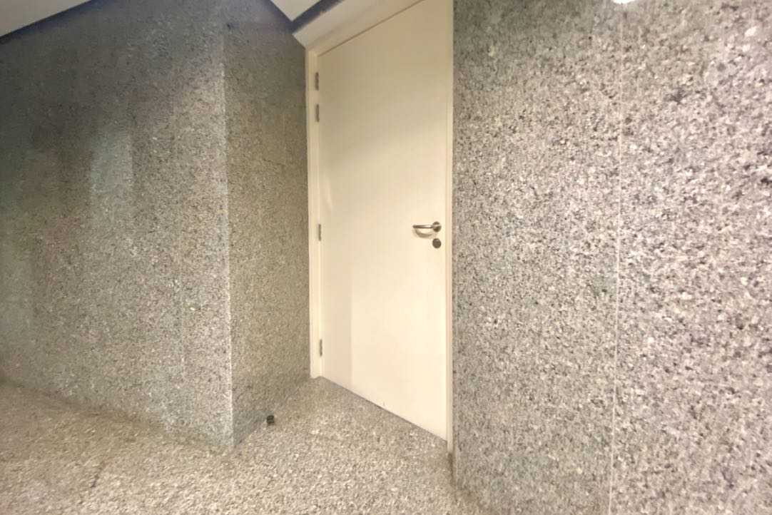 Vista interior de la puerta del aseo común de hombres