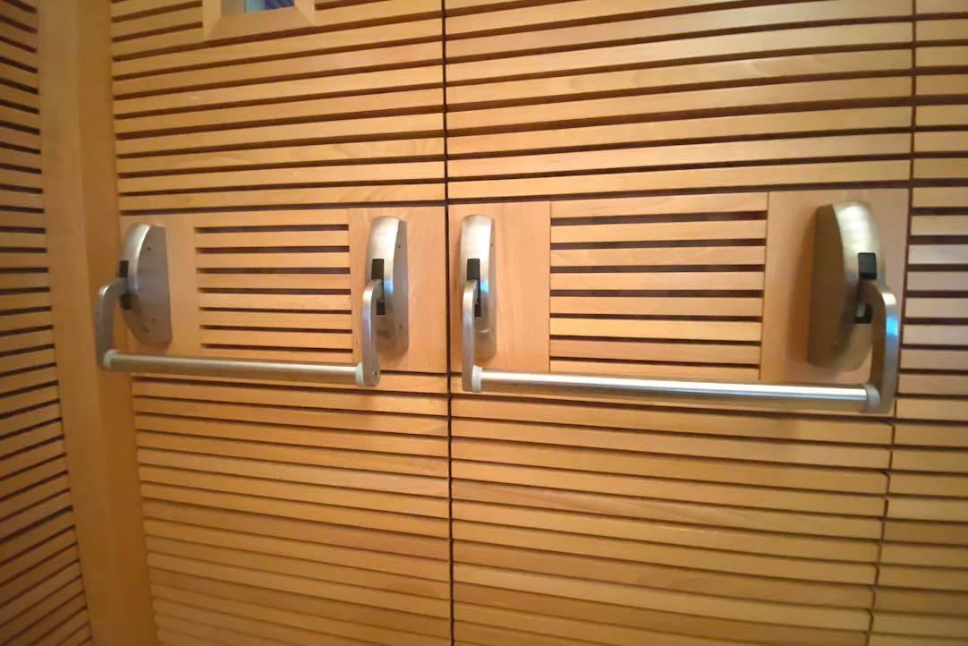 Mecanismo de apertura de las puertas de salida de la Sala
