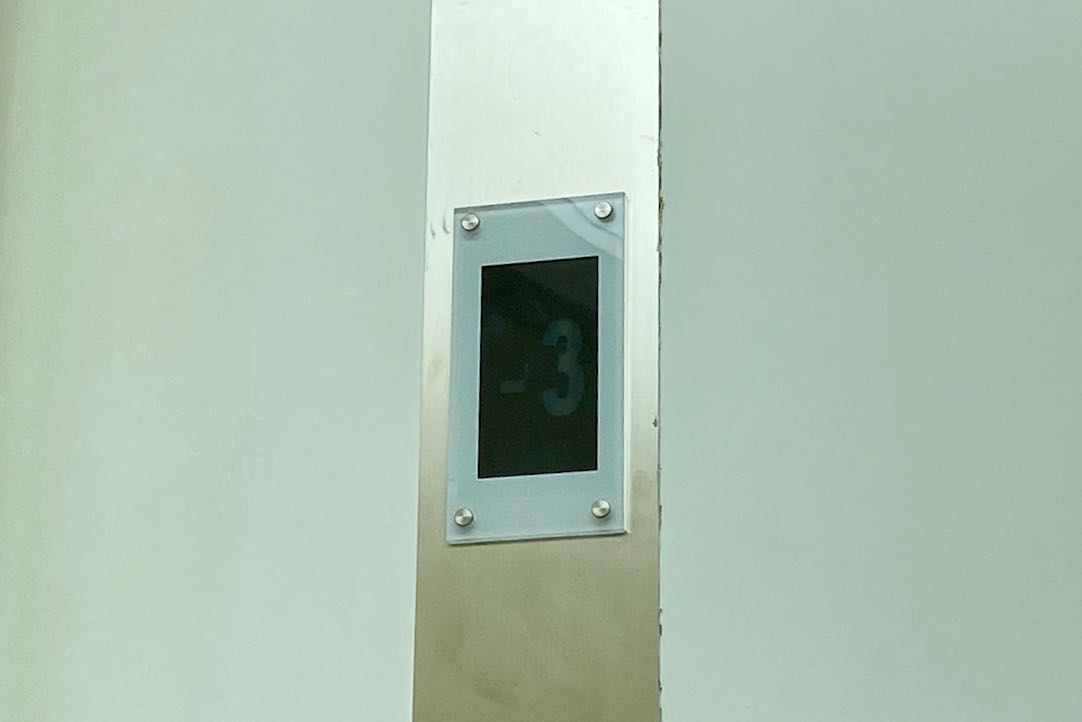 Señalización visual en planta