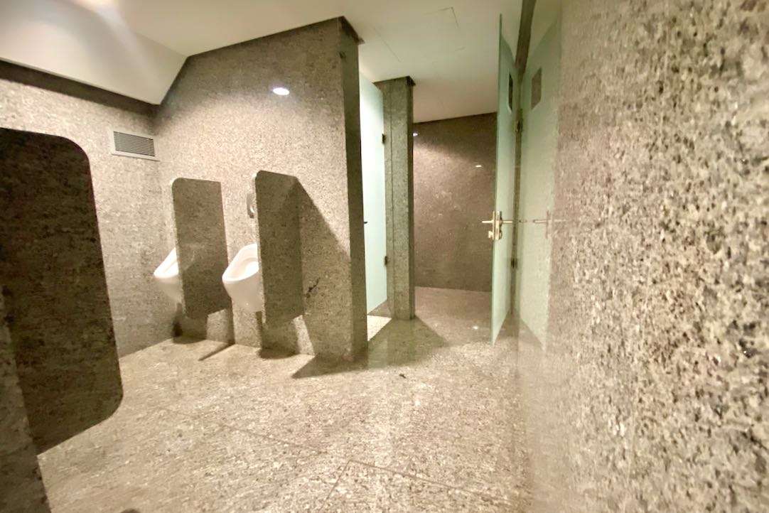 Pasillo interior de acceso al aseo PMR de hombres