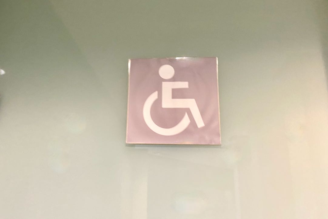 Señalización de la puerta del aseo PMR de mujeres
