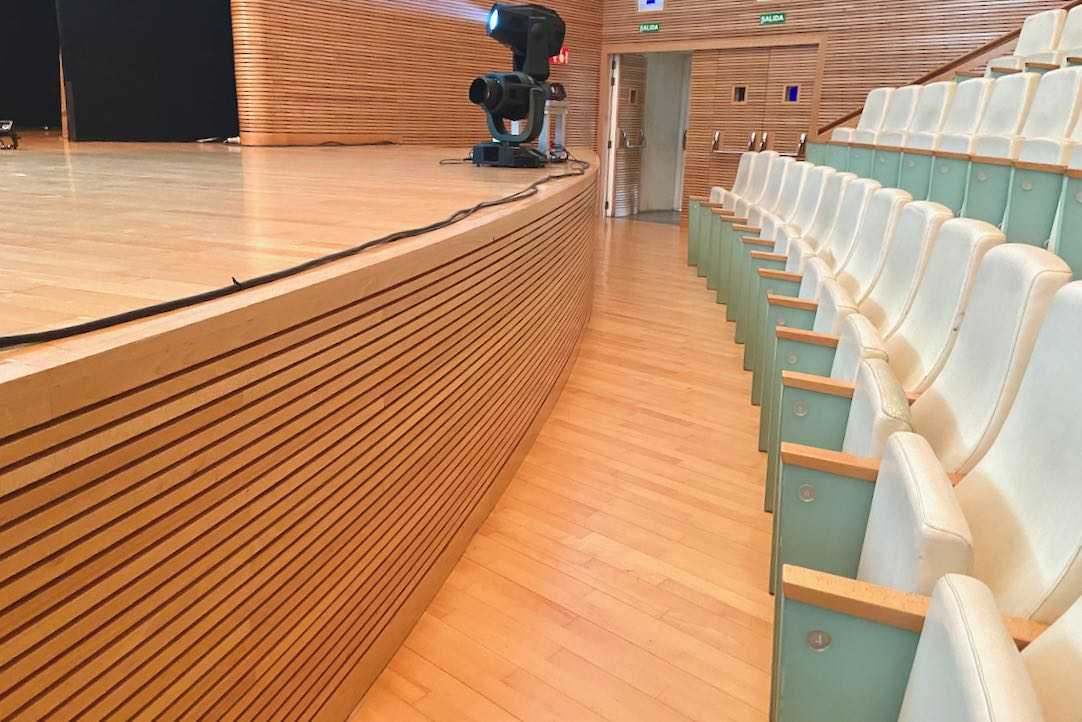Pasillo de acceso a las localidades PMR en silla de ruedas. Espacios pares