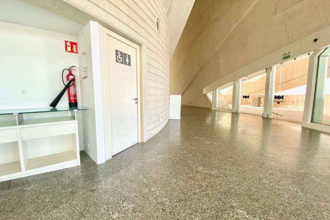 Puerta de acceso a los aseos comunes de mujeres